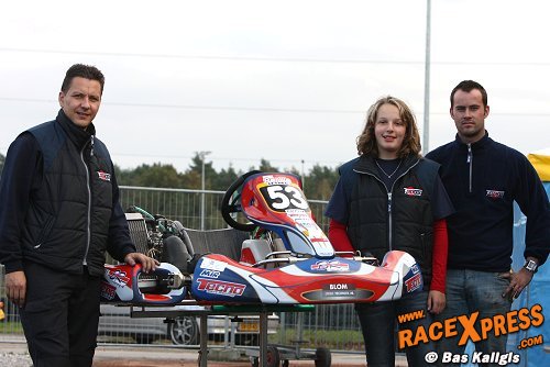 Manon Chavagne (m) geflankeerd door Roy van Voorden (l) en Bram Cremers (r)